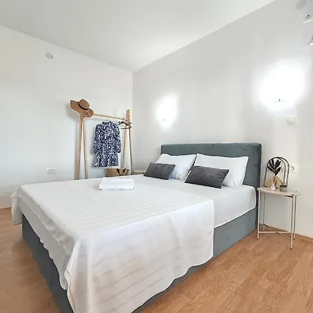 Lucerna 3*